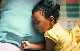 چرا سر کودکان در خواب این‌قدر عرق می‌کند؟