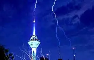 (ویدئو) لحظه ترسناک برخورد صاعقه به برج میلاد تهران