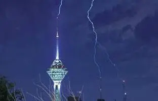 (ویدئو) لحظه ترسناک برخورد صاعقه به برج میلاد تهران
