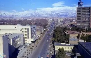 چهارراه استانبول تهران و نمای بیرونی سینما قصر ، در دهه 1320