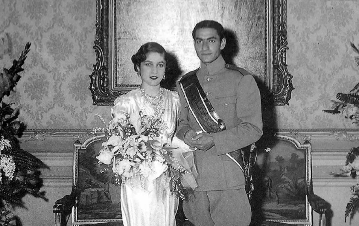 «شاه و فوزیه» در حال بازدید از دانشگاه تهران؛ سال 1323 + تصویر