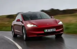 آیا ایلان ماسک واقعاً مشتریان خودروهای برقی را از تسلا دور می‌کند؟
