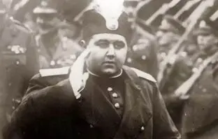 احمدشاه قاجار و پادشاه ایتالیا در حال بازدید از نیروها 