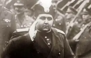 احمدشاه قاجار و پادشاه ایتالیا در حال بازدید از نیروها 