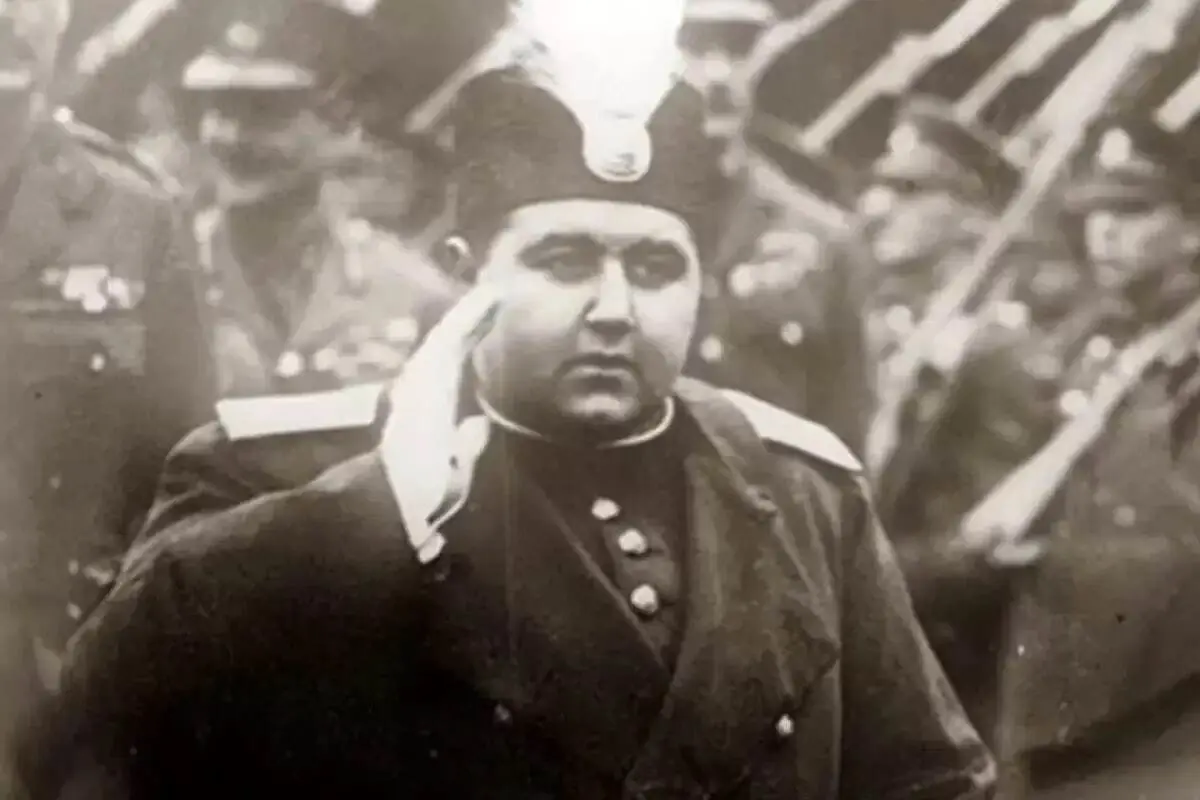 احمدشاه قاجار و پادشاه ایتالیا در حال بازدید از نیروها 