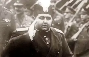 احمدشاه قاجار و پادشاه ایتالیا در حال بازدید از نیروها 