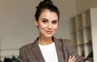 رژ لب های ترند برای استایل کارمندی و دانشجویی 1403