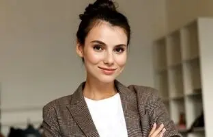 رژ لب های ترند برای استایل کارمندی و دانشجویی 1403