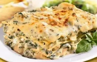 طرز تهیه لازانیای مرغ و ریحان با قارچ و سس بشامل