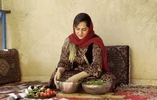 پخت یک غذای محلی با مرغ و بادمجان به روش بانوی روستایی کردستانی