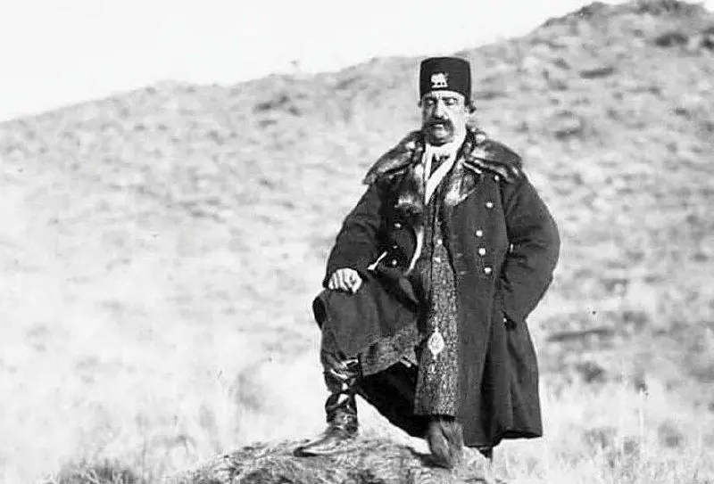  ایران قدیم؛ کوتاه کردن سبیل ناصرالدین شاه در کاخ گلستان + عکس