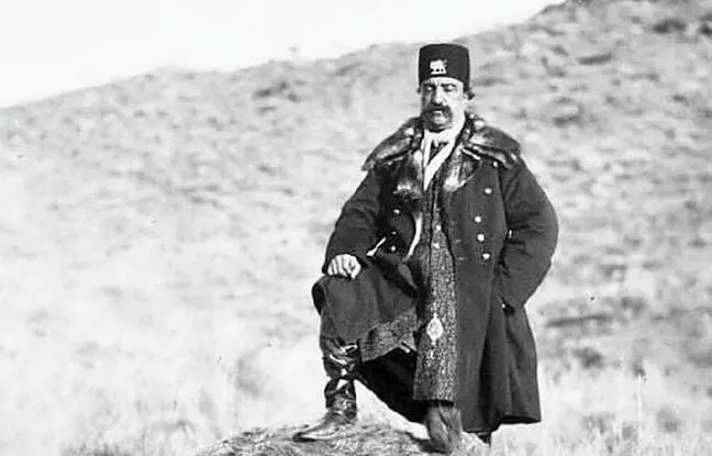  ایران قدیم؛ کوتاه کردن سبیل ناصرالدین شاه در کاخ گلستان + عکس