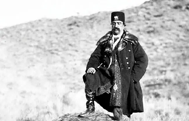  ایران قدیم؛ کوتاه کردن سبیل ناصرالدین شاه در کاخ گلستان + عکس