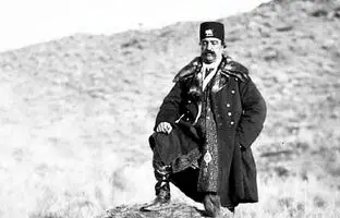  ایران قدیم؛ کوتاه کردن سبیل ناصرالدین شاه در کاخ گلستان + عکس