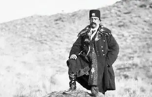  ایران قدیم؛ کوتاه کردن سبیل ناصرالدین شاه در کاخ گلستان + عکس