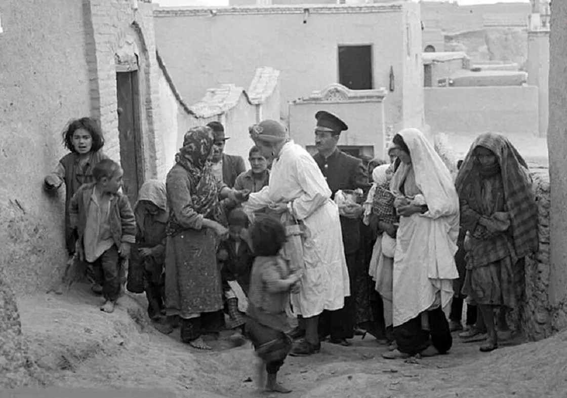 تهران، شهریور ۱۳۲۰؛ سایه‌ روشن ترس و چکمه‌های بیگانه + عکس
