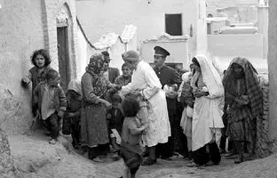 تهران، شهریور ۱۳۲۰؛ سایه‌ روشن ترس و چکمه‌های بیگانه + عکس

