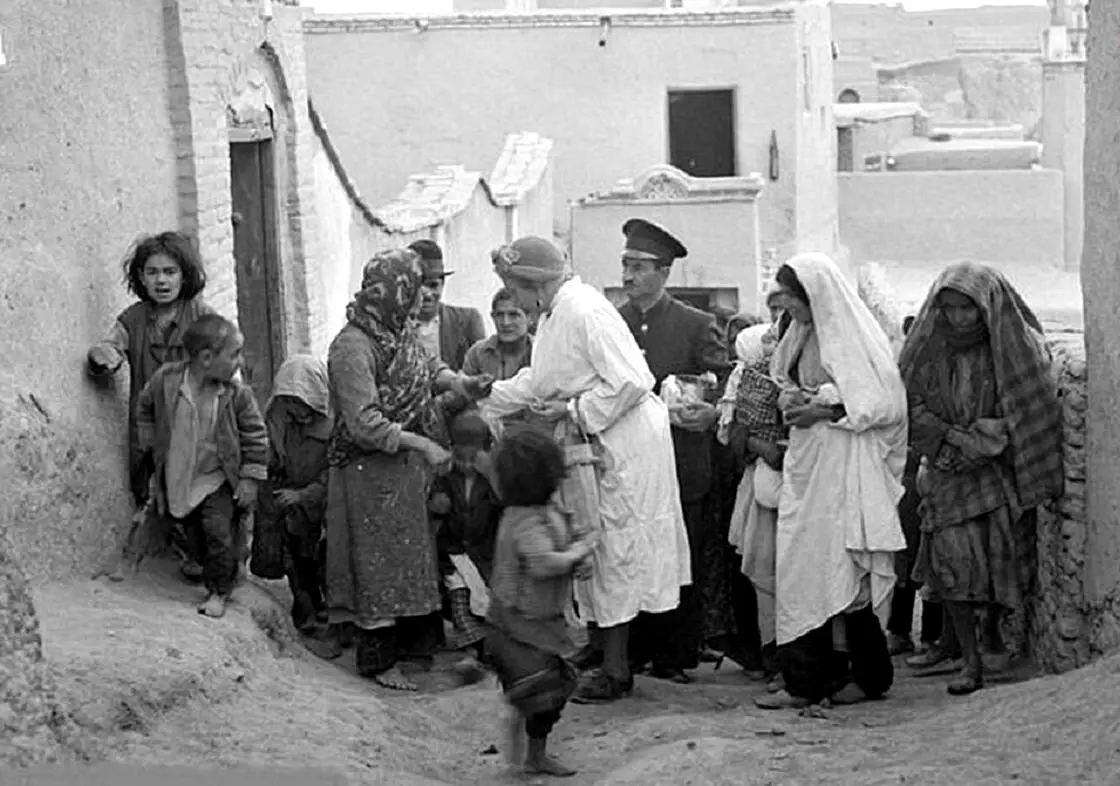 تهران، شهریور ۱۳۲۰؛ سایه‌ روشن ترس و چکمه‌های بیگانه + عکس
