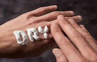 چگونه از خشکی و ترک‌خوردگی پوست دست در زمستان جلوگیری کنیم؟