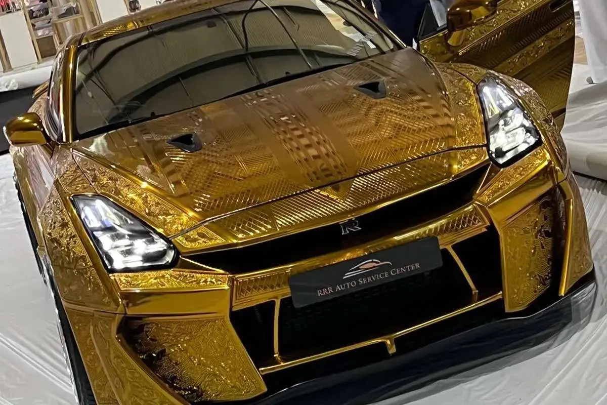 رونمایی از اولین خودرو با روکش طلای ۲۴ عیار در شارجه امارات + ویدئو