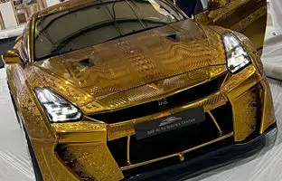 رونمایی از اولین خودرو با روکش طلای ۲۴ عیار در شارجه امارات + ویدئو