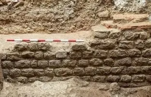 
کشف بقایای ساختمان ۲۰۰۰ساله زیر یک اداره
