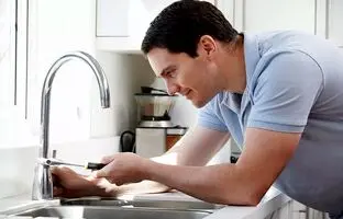  نحوه تعمیر و رفع مشکل چکه کردن و نشتی شیر آب + ویدئو