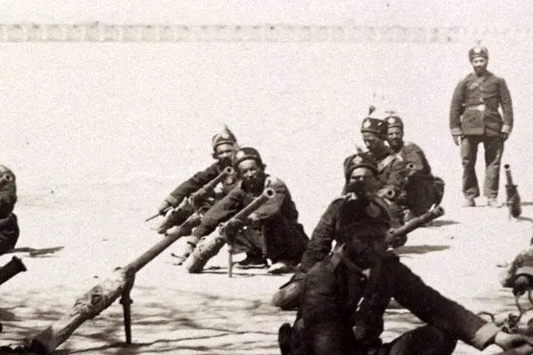 سفر به تاریخ؛ عکس دیده‌نشدۀ «توپچی‌های ایرانی» در دوران قاجار