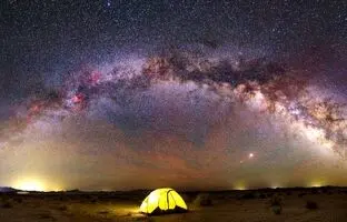 نمایی بی‌نظیر از راه شیری در تاریک‌ترین نقطه جهان «کویر لوت» + ویدئو
