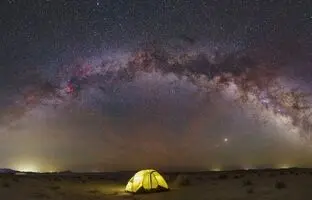 نمایی بی‌نظیر از راه شیری در تاریک‌ترین نقطه جهان «کویر لوت» + ویدئو