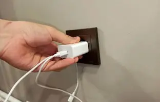  آیا باید شارژرها را همیشه به برق متصل نگه داشت؟ 