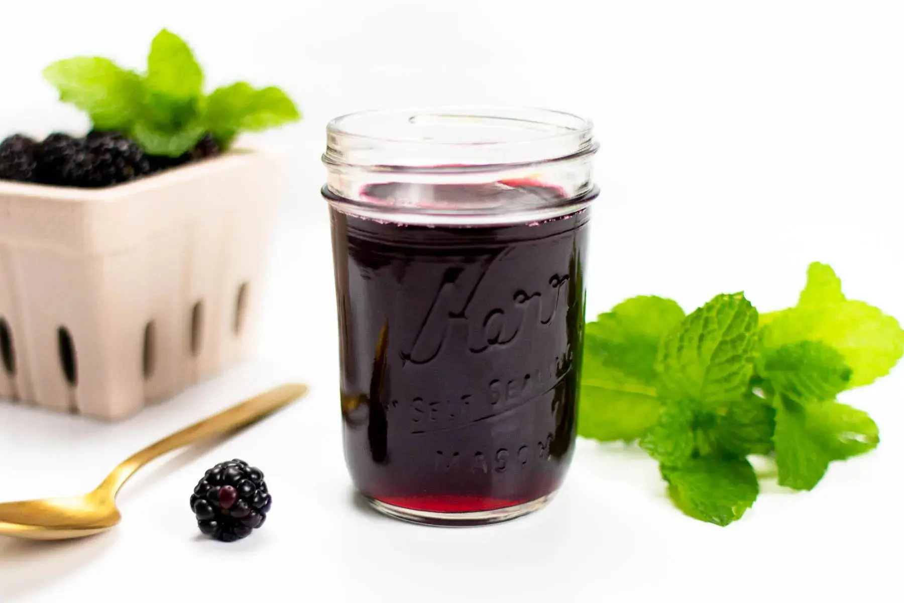 خوشمزه بپزید؛ طرز تهیه شیره توت سیاه غلیظ برای صبحانه