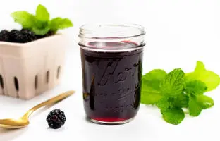 خوشمزه بپزید؛ طرز تهیه شیره توت سیاه غلیظ برای صبحانه