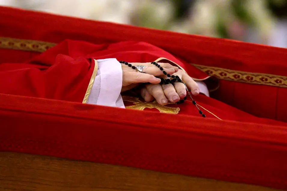 پلمپ تابوت پاپ فرانسیس + ویدئو