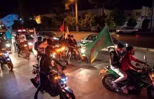 زمین خوردن دوچرخه‌سوار در پخش شبکه خبر حین جشن مردم اهواز + ویدئو