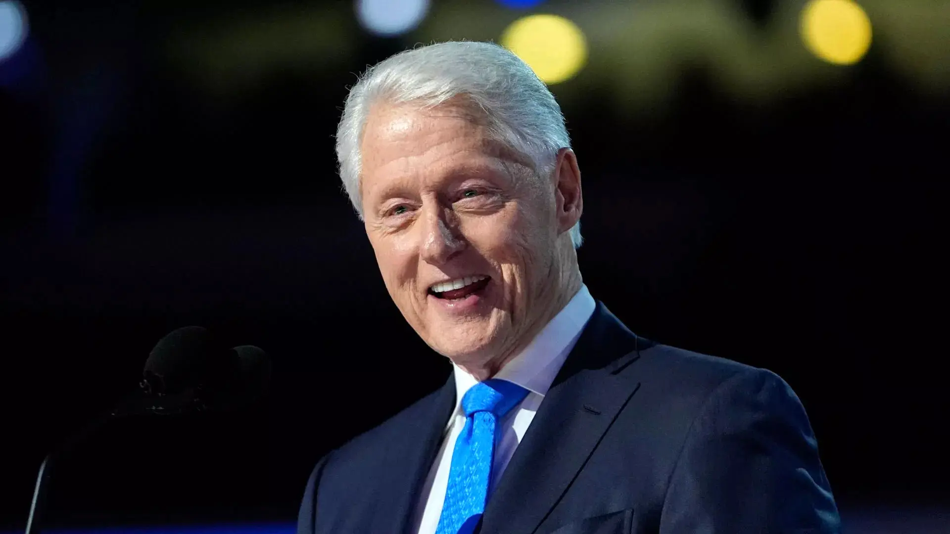 بازگشت کلینتون به تخت بیمارستان؛ آیا وضعیت سلامتی او بحرانی است؟ 