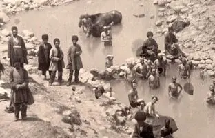 سفر به عصر قاجار؛ آب‌تنی با اسب در چشمۀ «زنانه-مردانه» 