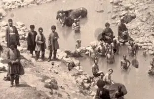 سفر به عصر قاجار؛ آب‌تنی با اسب در چشمۀ «زنانه-مردانه» 