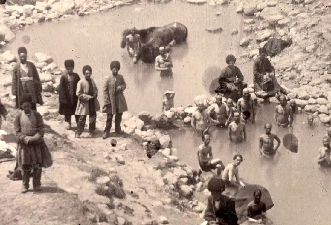 سفر به عصر قاجار؛ آب‌تنی با اسب در چشمۀ «زنانه-مردانه» 