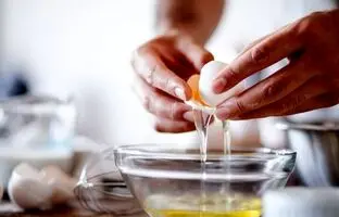 چرا پنکیک بوی تخم مرغ می دهد ؟ ؛ بهترین روش برای از بین بردن بوی تخم مرغ در پنکیک