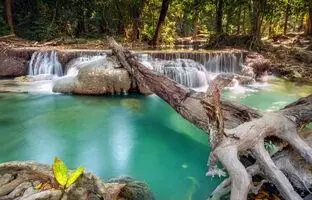 راهنمای سفر یک روزه به روستای رندان؛ شکوفایی آبشار بهاری در نزدیکی تهران