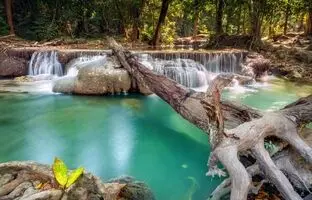 راهنمای سفر یک روزه به روستای رندان؛ شکوفایی آبشار بهاری در نزدیکی تهران