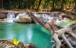 راهنمای سفر یک روزه به روستای رندان؛ شکوفایی آبشار بهاری در نزدیکی تهران