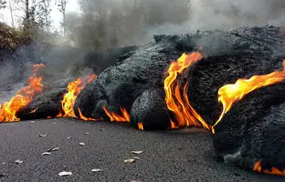 لحظه دیدنی پرتاب گدازه های آتشفشان در هاوایی + ویدئو