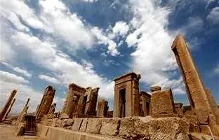 هنرنمایی دیدنی یک دختر در تخت جمشید + ویدئو