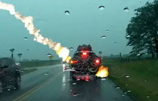 لحظه وحشتناک برخورد صاعقه به خودرو + ویدئو