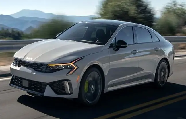 «هونگچی H5» در برابر «کیا K5»؛ کدام خودرو در ایران پیروز می شود؟ 