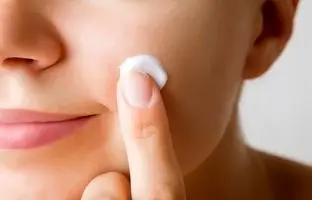 ۵ کرم آبرسان بی‌نظیر برای درمان خشکی پوست