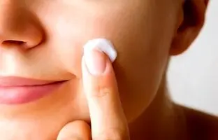 ۵ کرم آبرسان بی‌نظیر برای درمان خشکی پوست