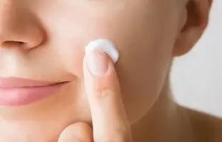 ۵ کرم آبرسان بی‌نظیر برای درمان خشکی پوست